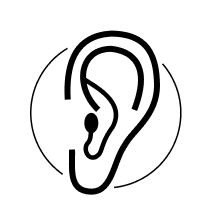 couple avec leur fille assis sur un canapé dans leur salon